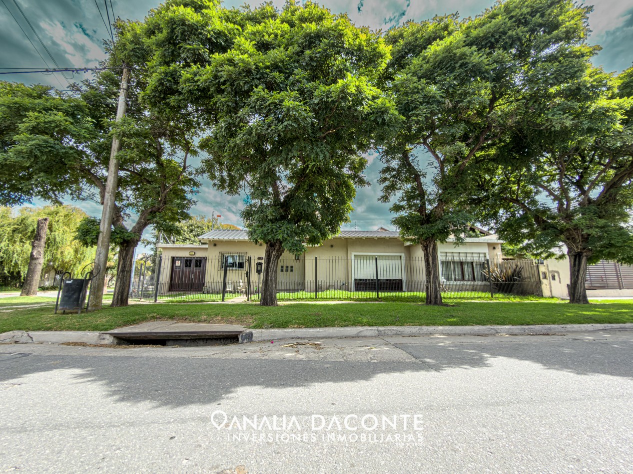 IMPECABLE CHALET 4 AMB  CON GARAGE Y DOS PATIOS! VALENCIA Y B. JUAREZ