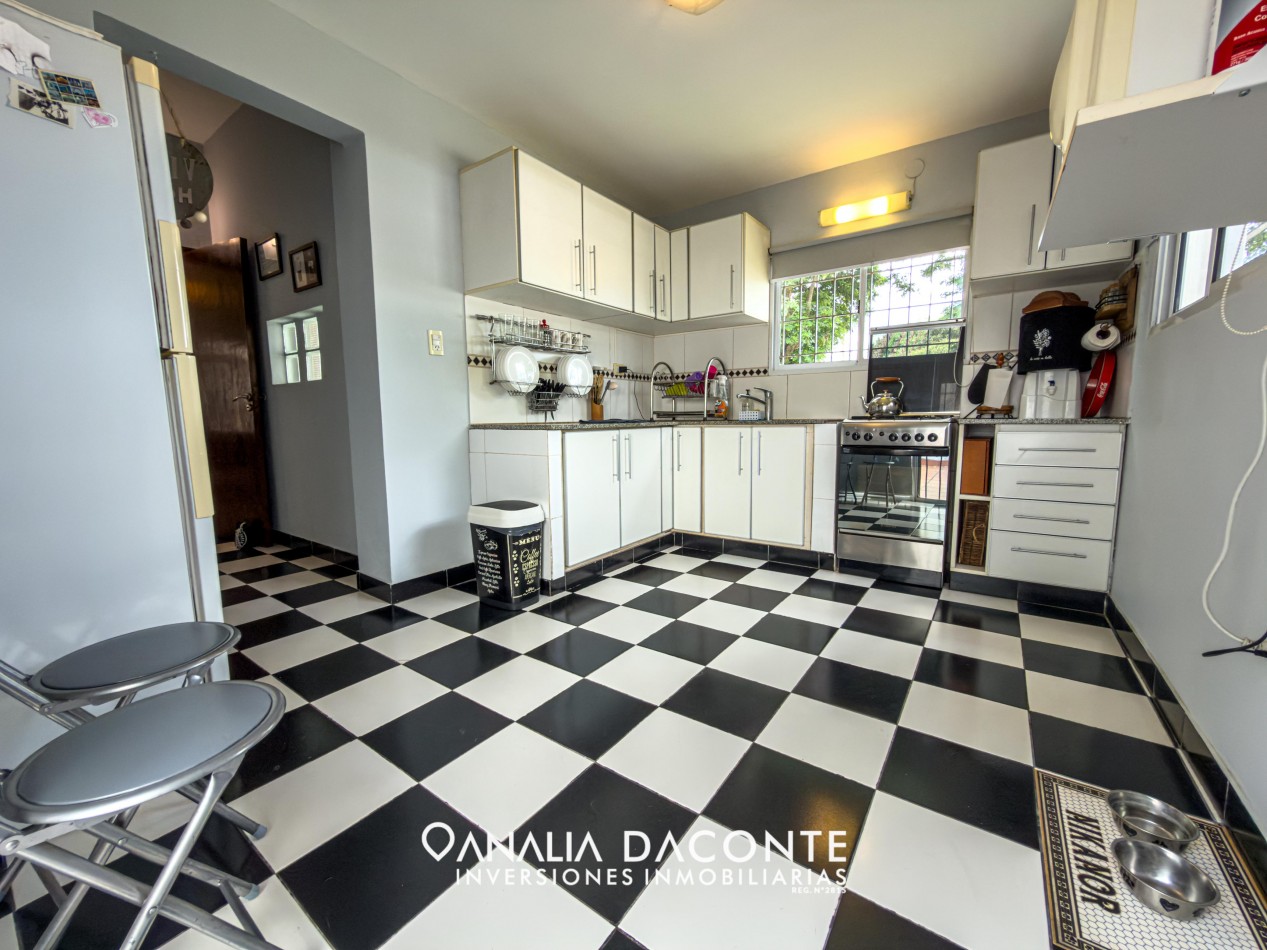 IMPECABLE CHALET 4 AMB  CON GARAGE Y DOS PATIOS! VALENCIA Y B. JUAREZ