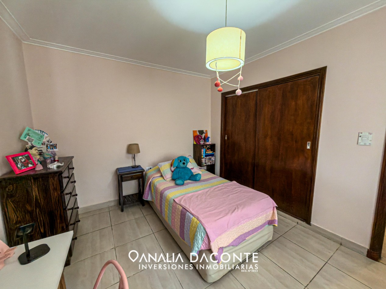 IMPECABLE CHALET 4 AMB  CON GARAGE Y DOS PATIOS! VALENCIA Y B. JUAREZ