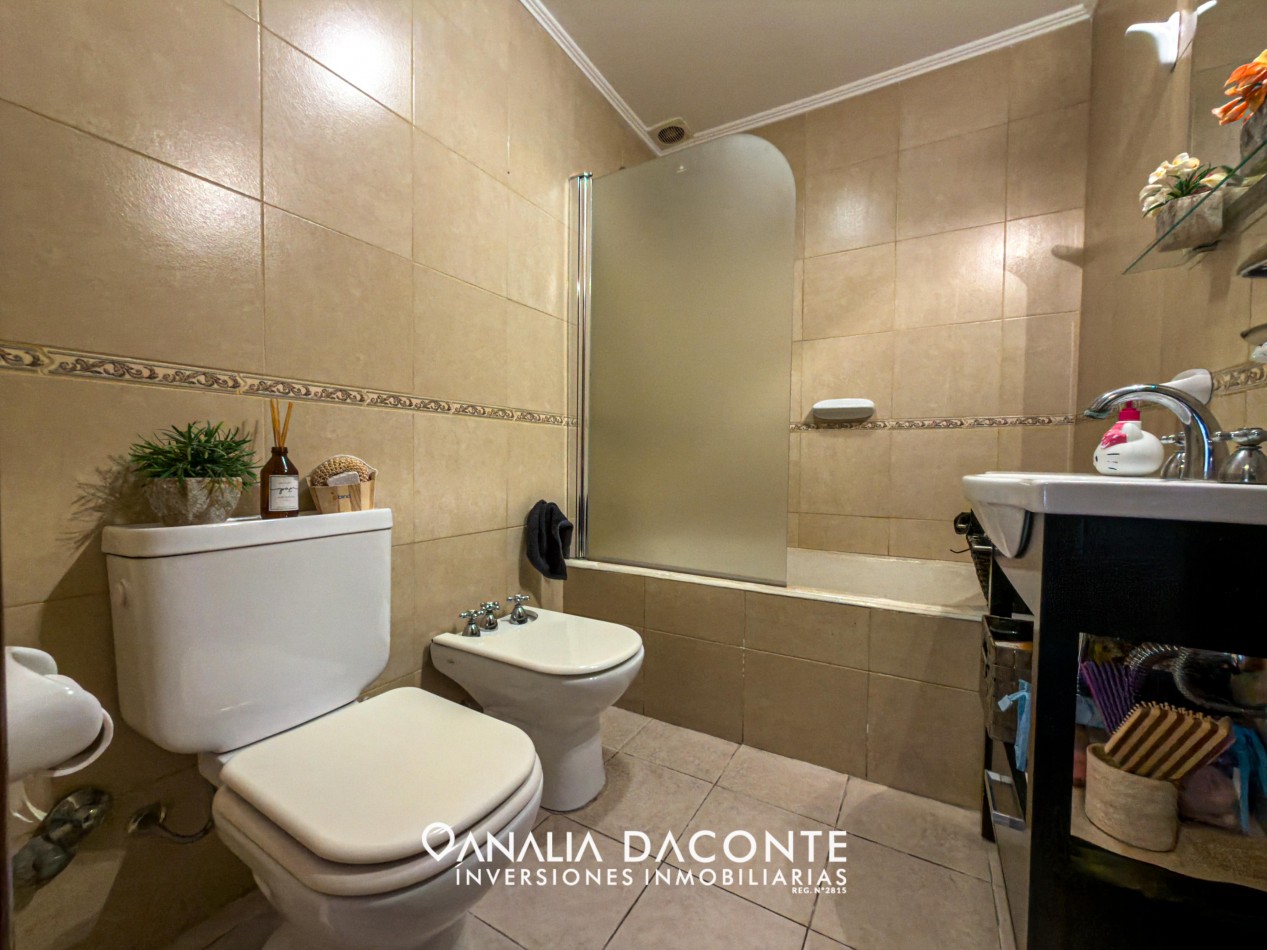 IMPECABLE CHALET 4 AMB  CON GARAGE Y DOS PATIOS! VALENCIA Y B. JUAREZ