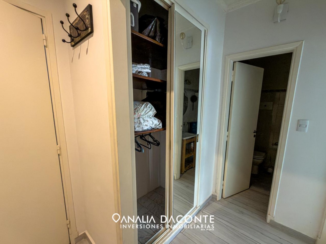 Depto 2 amb a la calle reciclado con doble balcon. Colon 1700