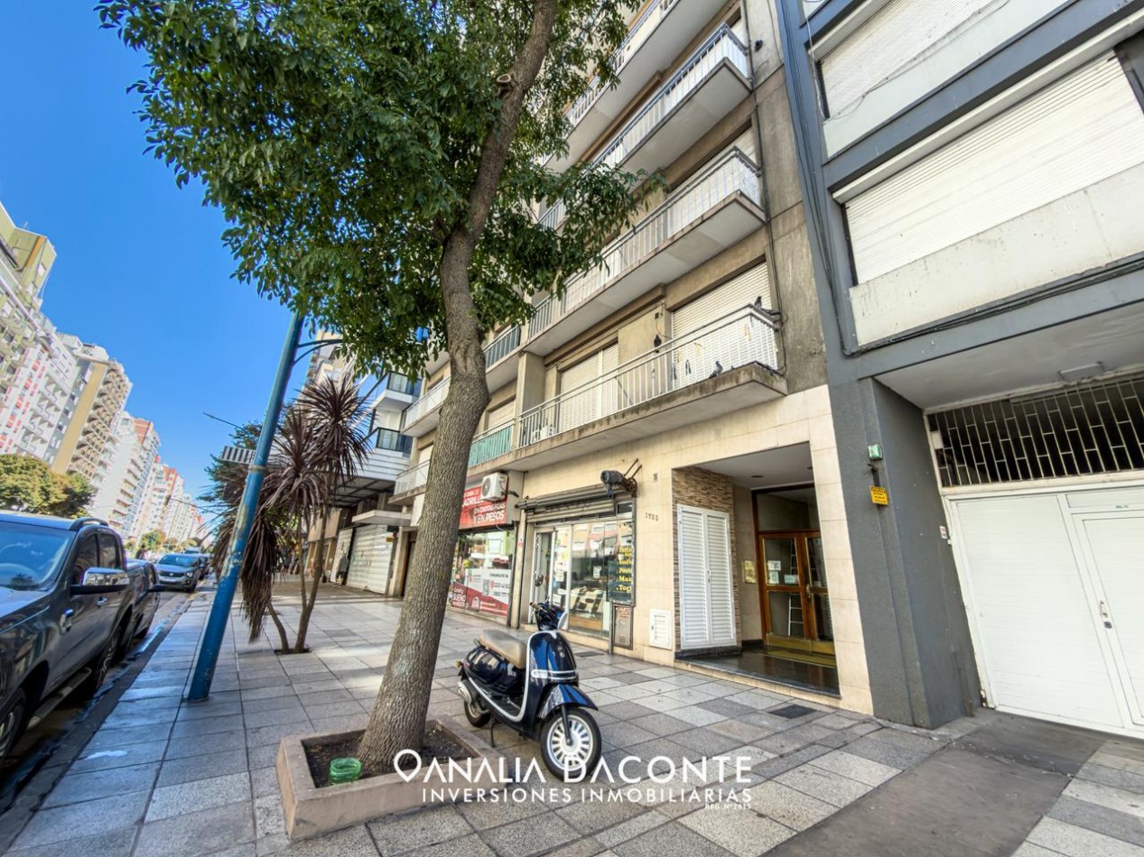 Depto 2 amb a la calle reciclado con doble balcon. Colon 1700