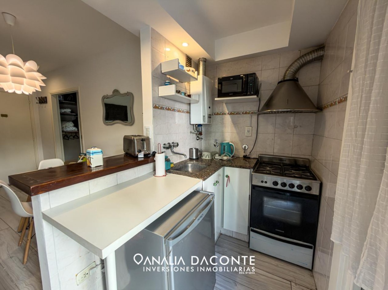 Depto 2 amb a la calle reciclado con doble balcon. Colon 1700