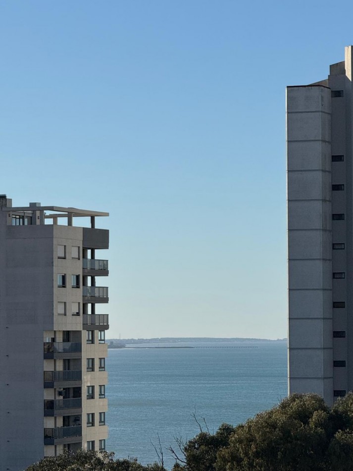 Venta piso de 4 amb con balcon corrido y vista al mar