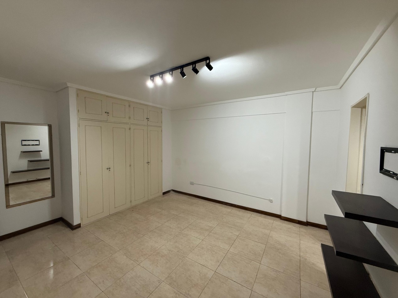 AMPLIO AMBIENTE PLAZA COLON IDEAL RENTA !