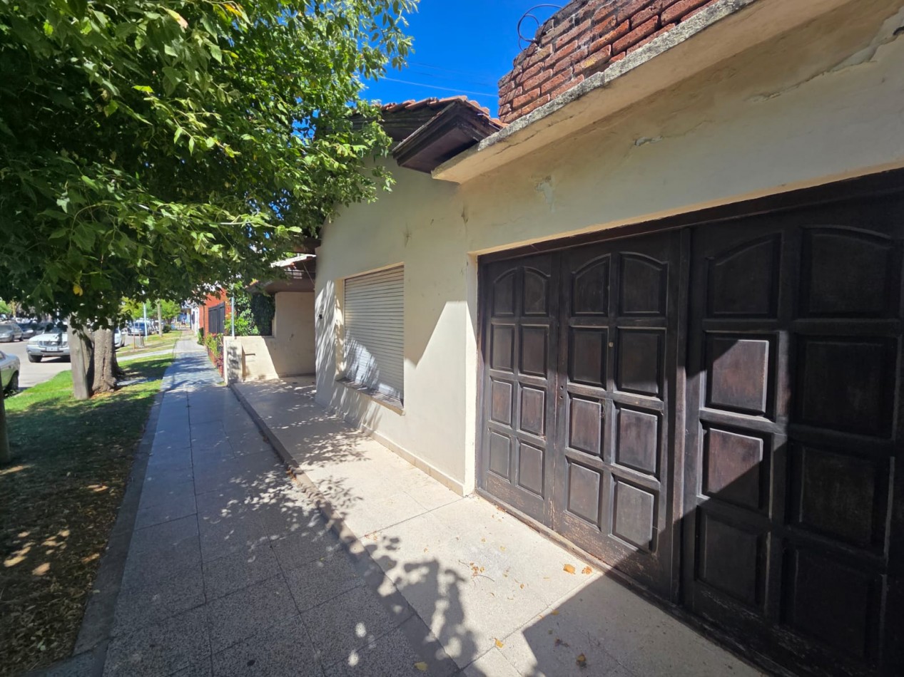 Chalet 3 amb a mejorar, con garage y patio, Villa Primera