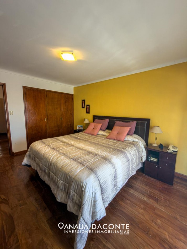 Amplio chalet con parque y garage. Parque Camet