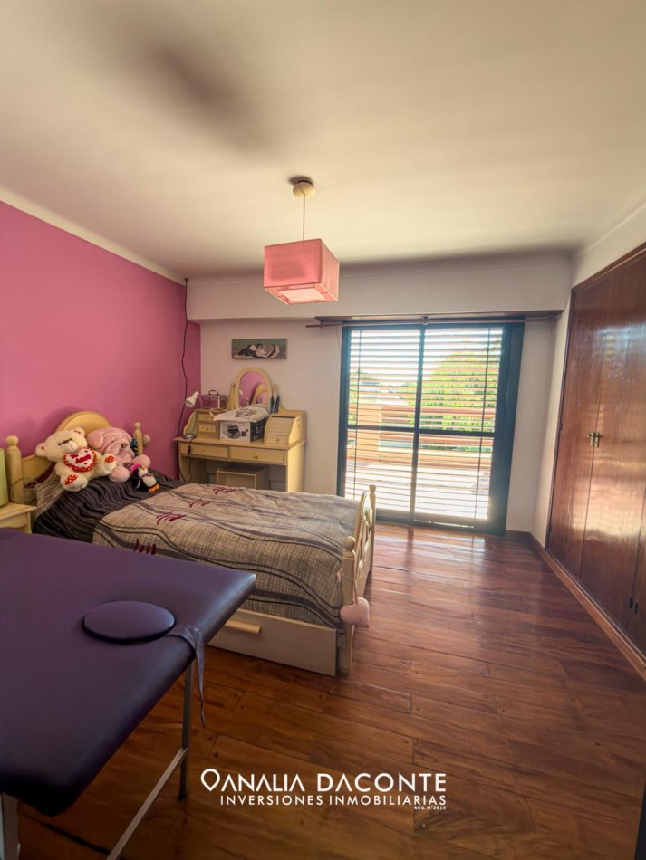 Amplio chalet con parque y garage. Parque Camet