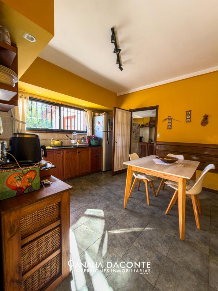 Amplio chalet con parque y garage. Parque Camet