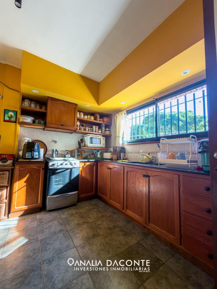 Amplio chalet con parque y garage. Parque Camet