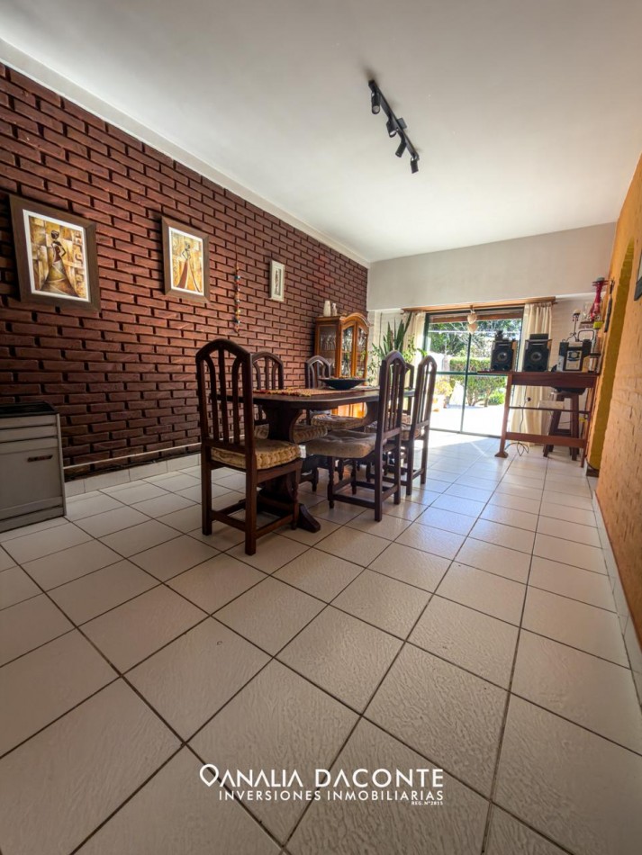 Amplio chalet con parque y garage. Parque Camet