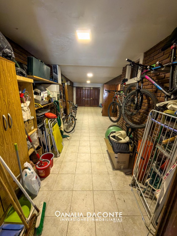 Amplio chalet con parque y garage. Parque Camet