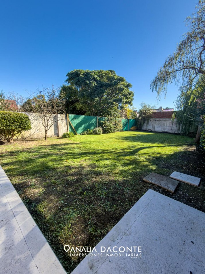 Amplio chalet con parque y garage. Parque Camet