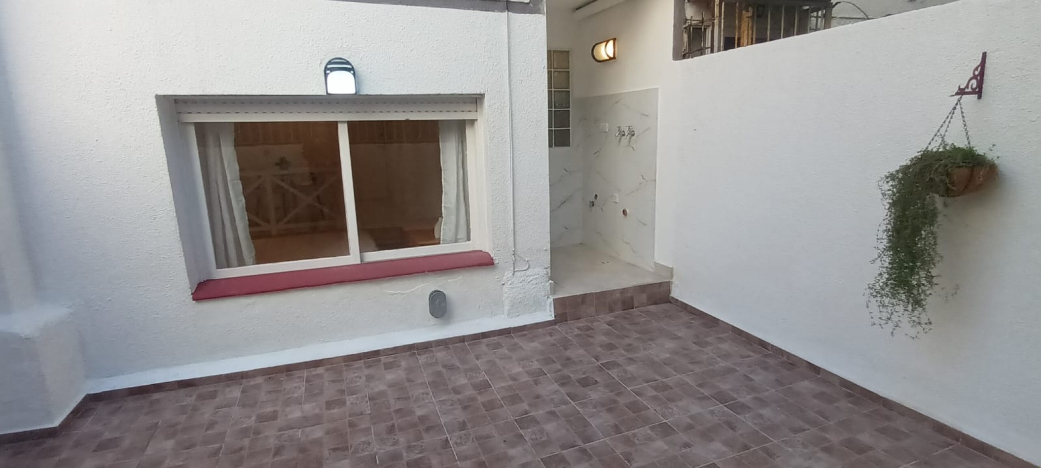 Amplio depto 1 amb con patio. Reciclado y amoblado