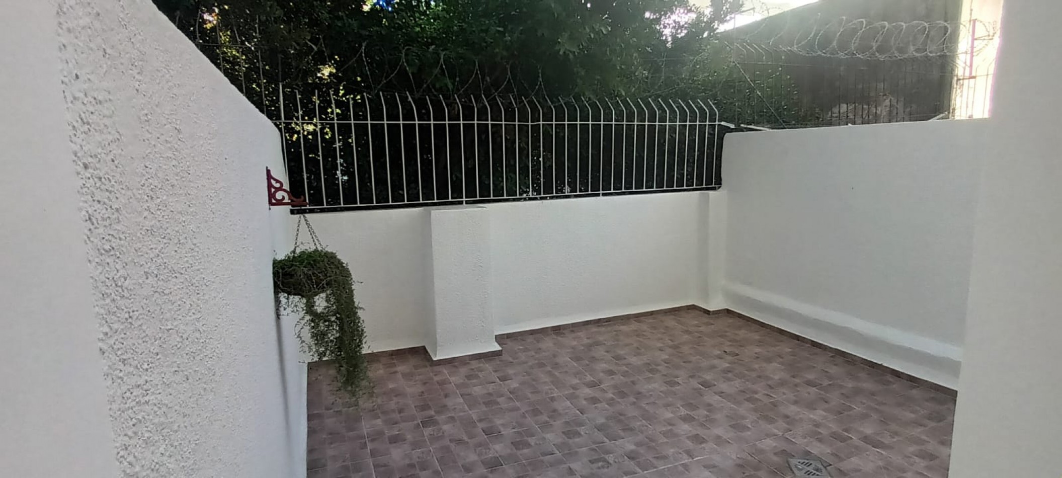 Amplio depto 1 amb con patio. Reciclado y amoblado