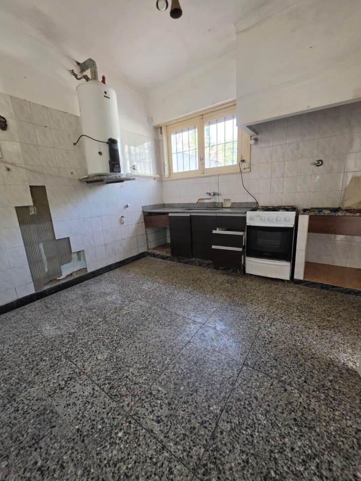 Chalet tradicional 3 ambientes a reciclar en La Perla