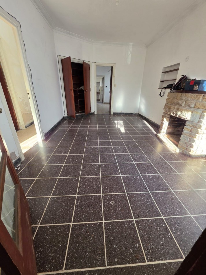 Chalet tradicional 3 ambientes a reciclar en La Perla