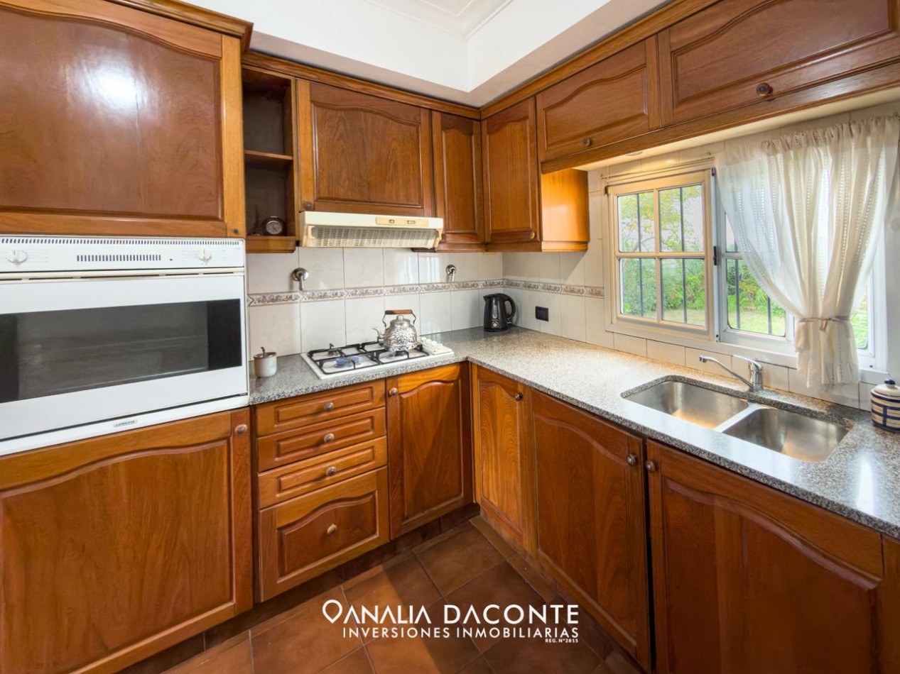 Impecable chalet sobre lote propio. Los Pinares
