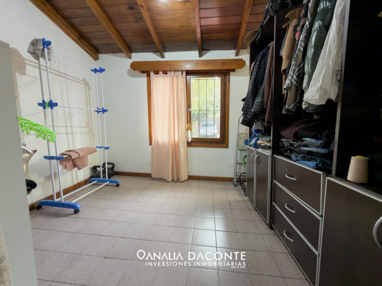 Chalet 4 amb con garage, quincho y jardin. Barrio Lopez de Gomara