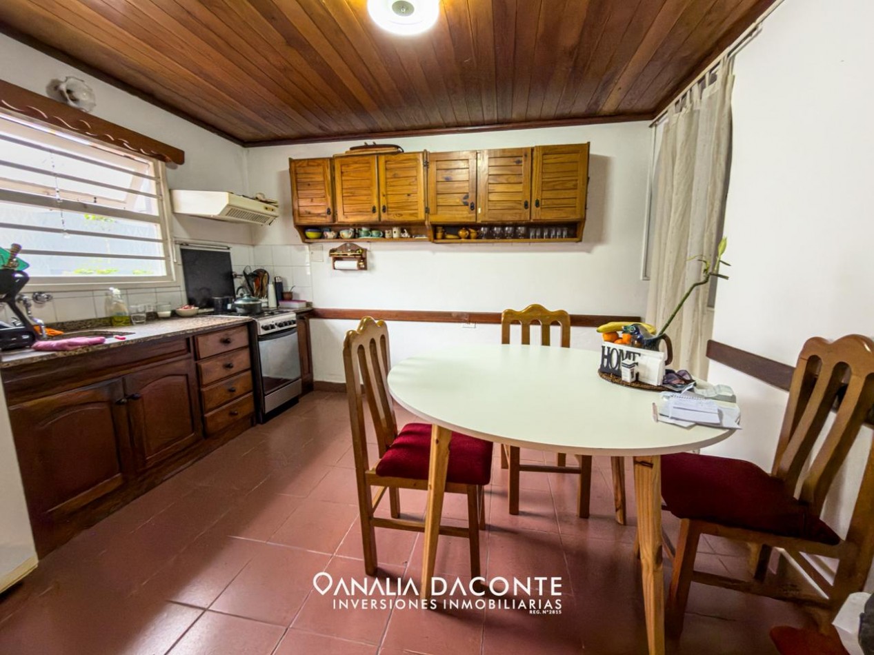 Chalet 4 amb con garage, quincho y jardin. Barrio Lopez de Gomara