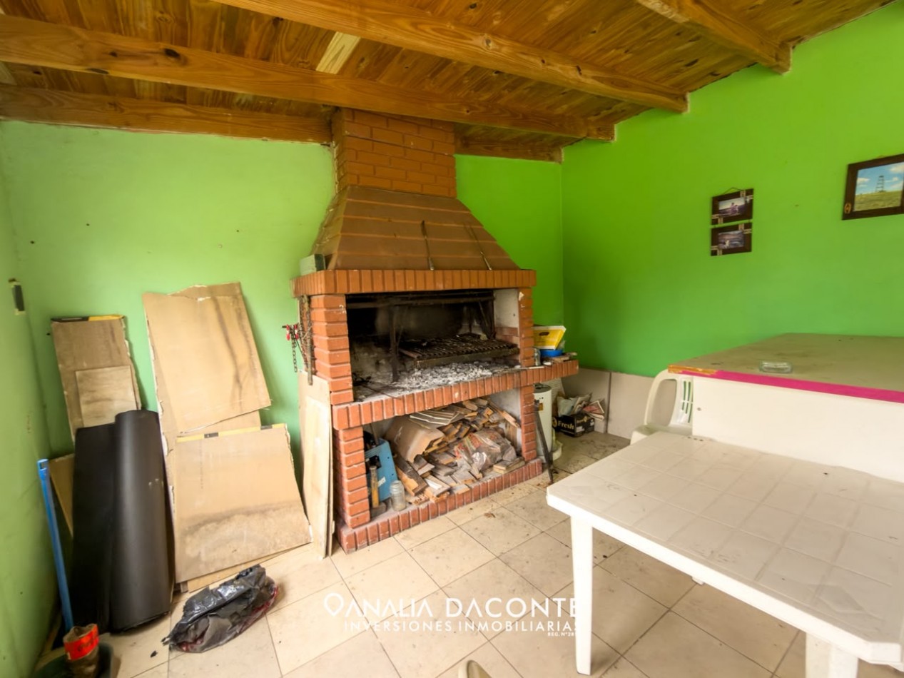 Moderno chalet 5 amb con gran parque y piscina. Barrio La Armonia
