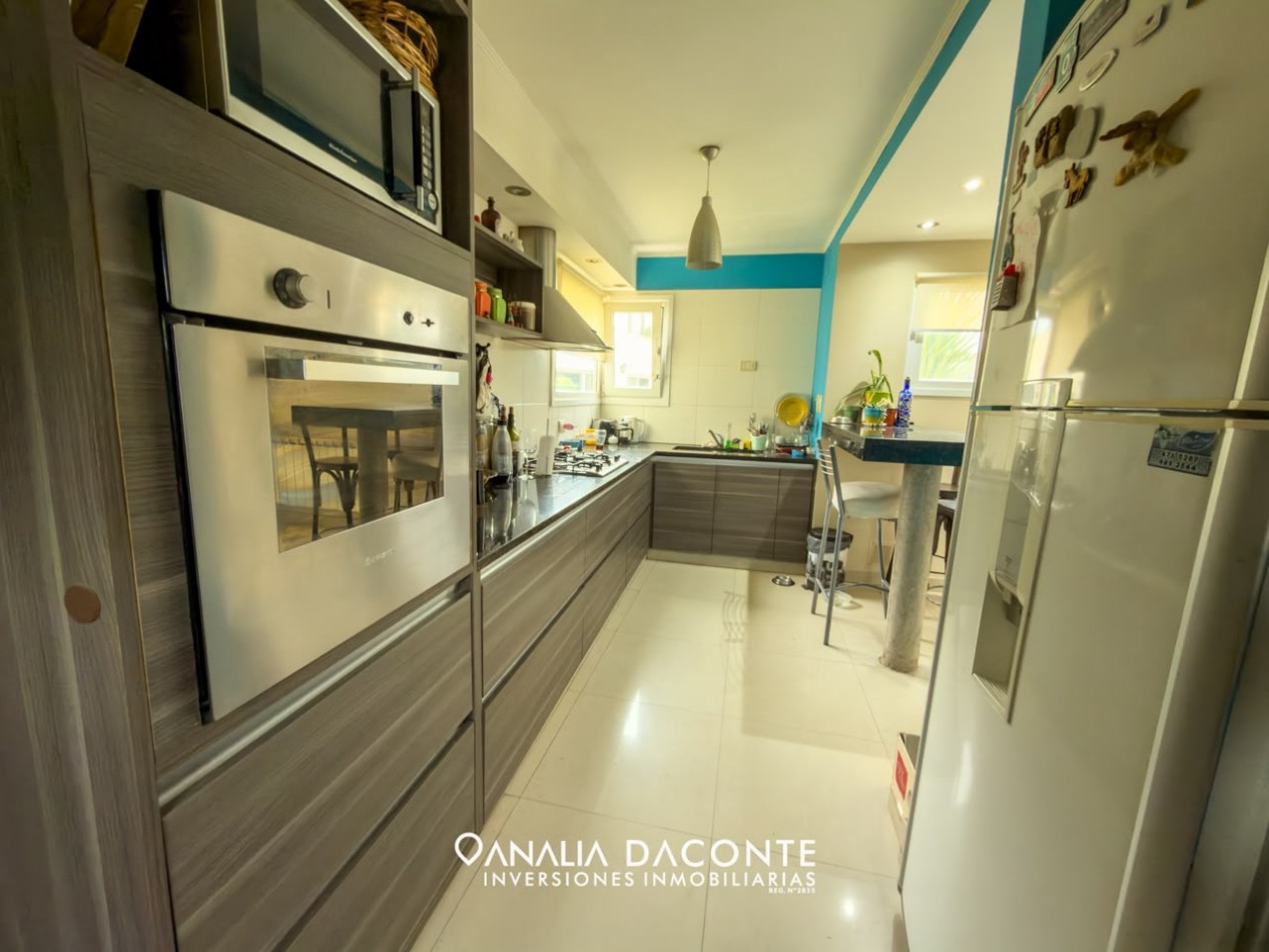 Moderno chalet 5 amb con gran parque y piscina. Barrio La Armonia