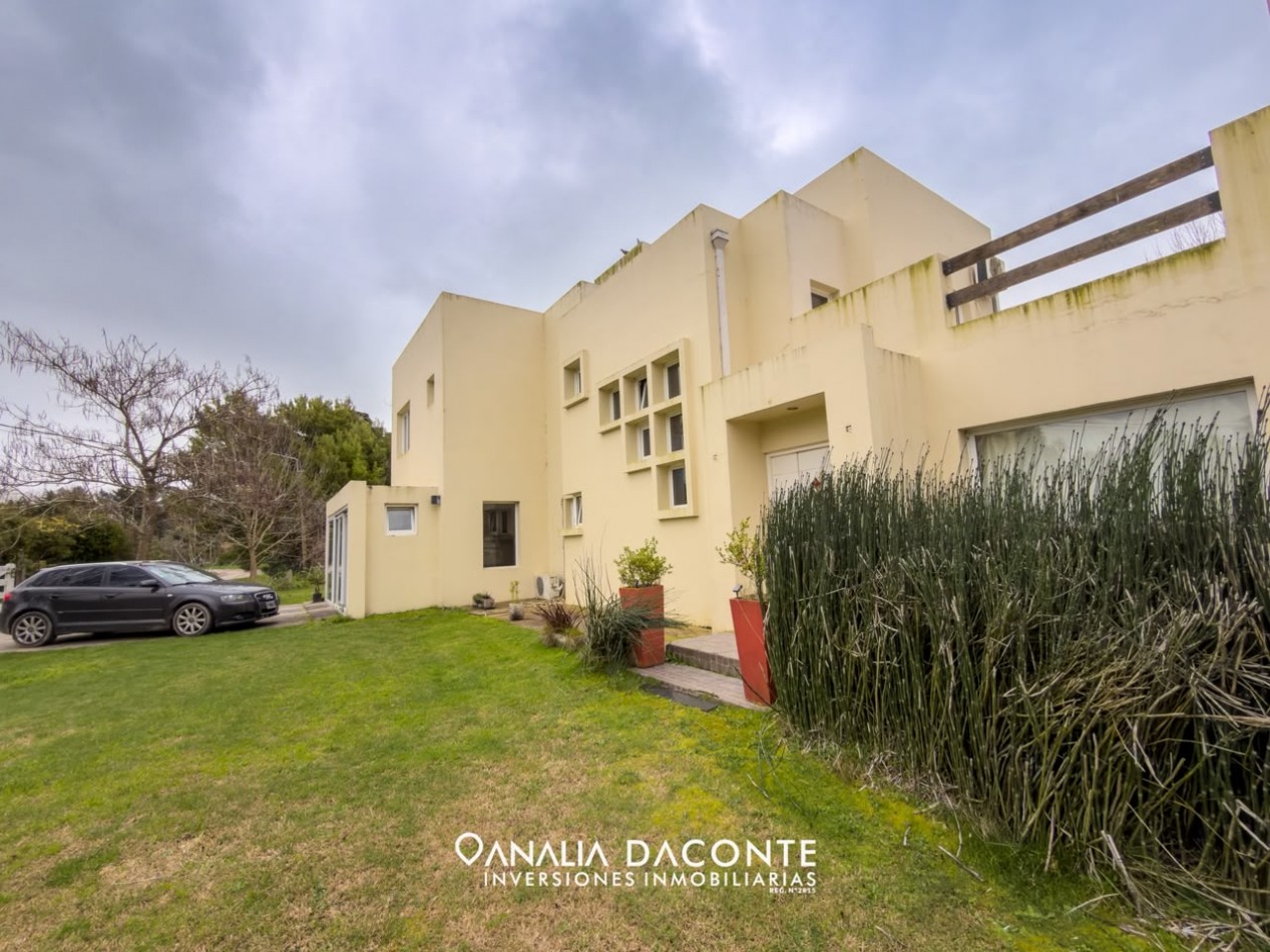 Moderno chalet 5 amb con gran parque y piscina. Barrio La Armonia