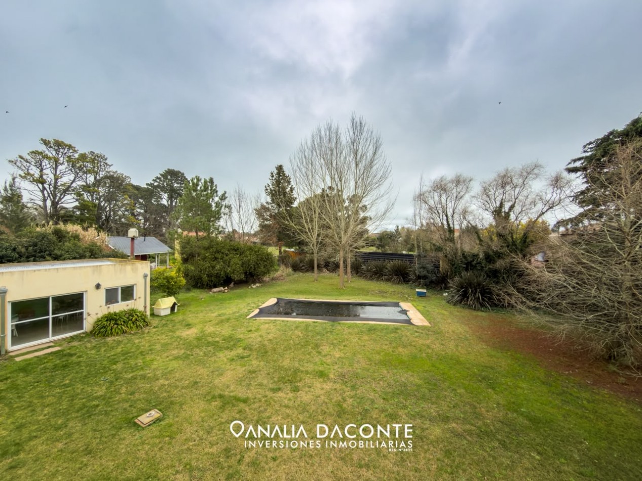 Moderno chalet 5 amb con gran parque y piscina. Barrio La Armonia
