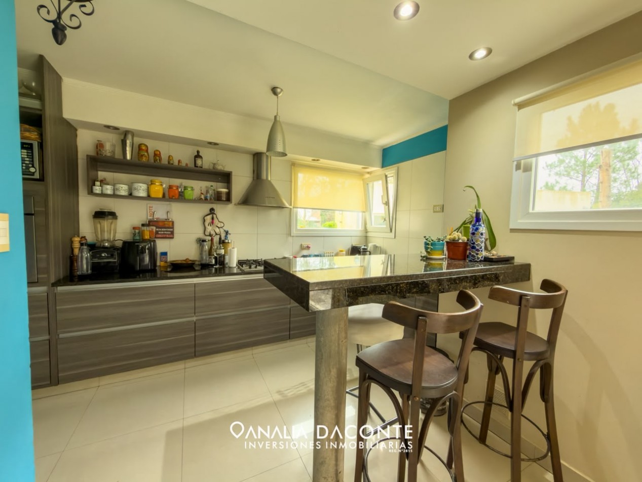 Moderno chalet 5 amb con gran parque y piscina. Barrio La Armonia