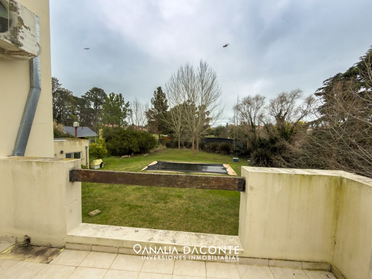 Moderno chalet 5 amb con gran parque y piscina. Barrio La Armonia