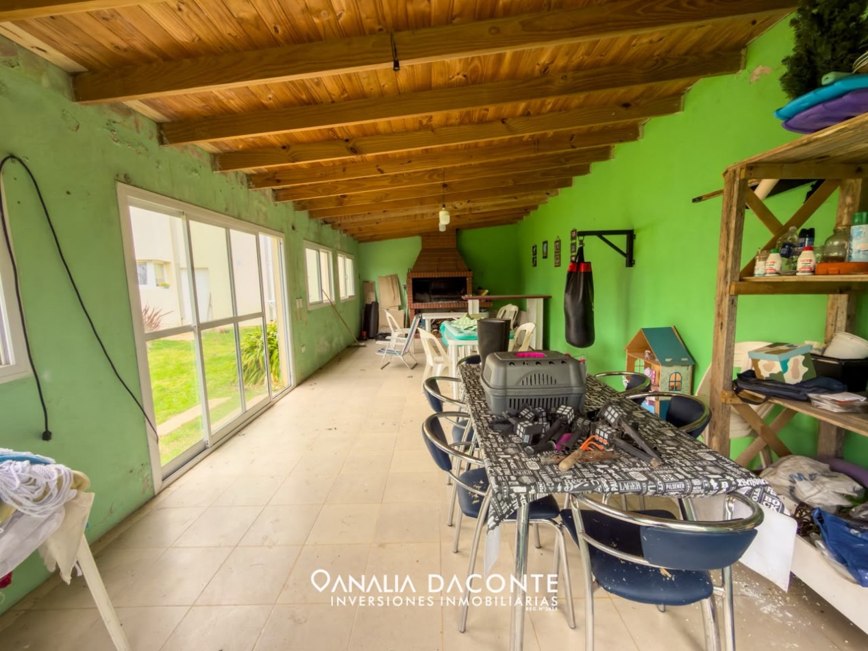 Moderno chalet 5 amb con gran parque y piscina. Barrio La Armonia
