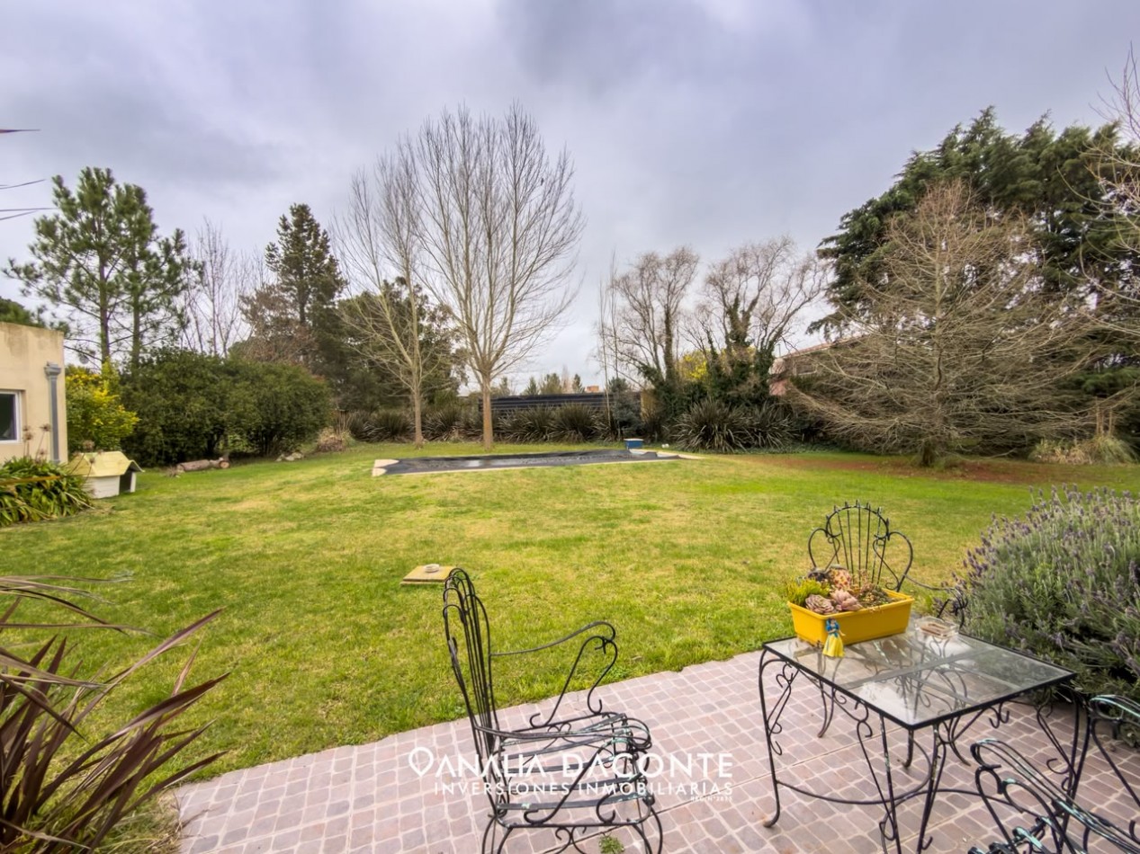 Moderno chalet 5 amb con gran parque y piscina. Barrio La Armonia