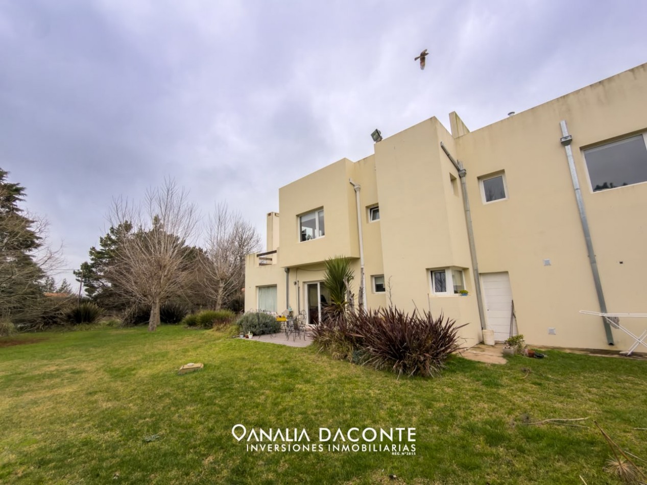 Moderno chalet 5 amb con gran parque y piscina. Barrio La Armonia