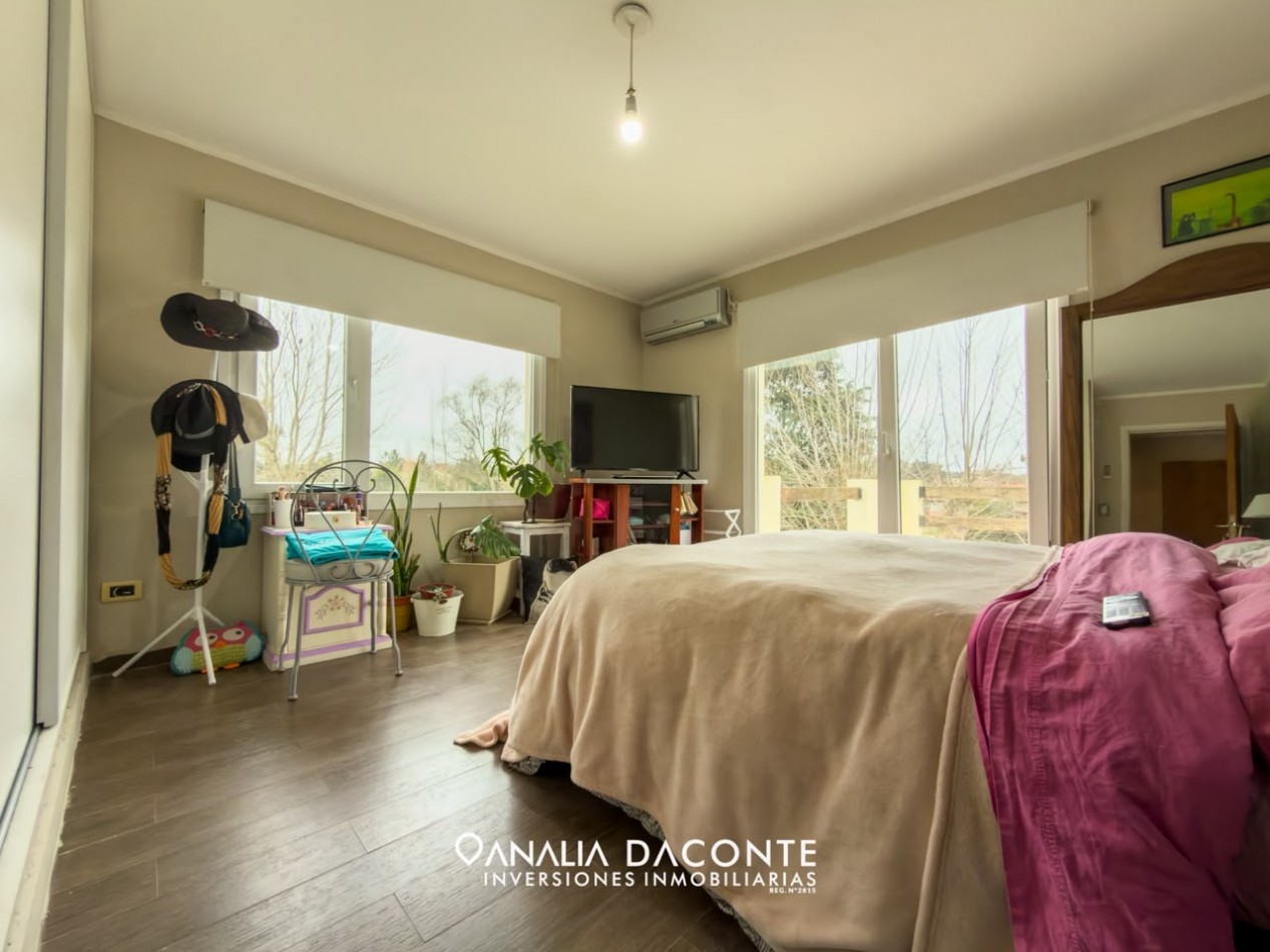 Moderno chalet 5 amb con gran parque y piscina. Barrio La Armonia