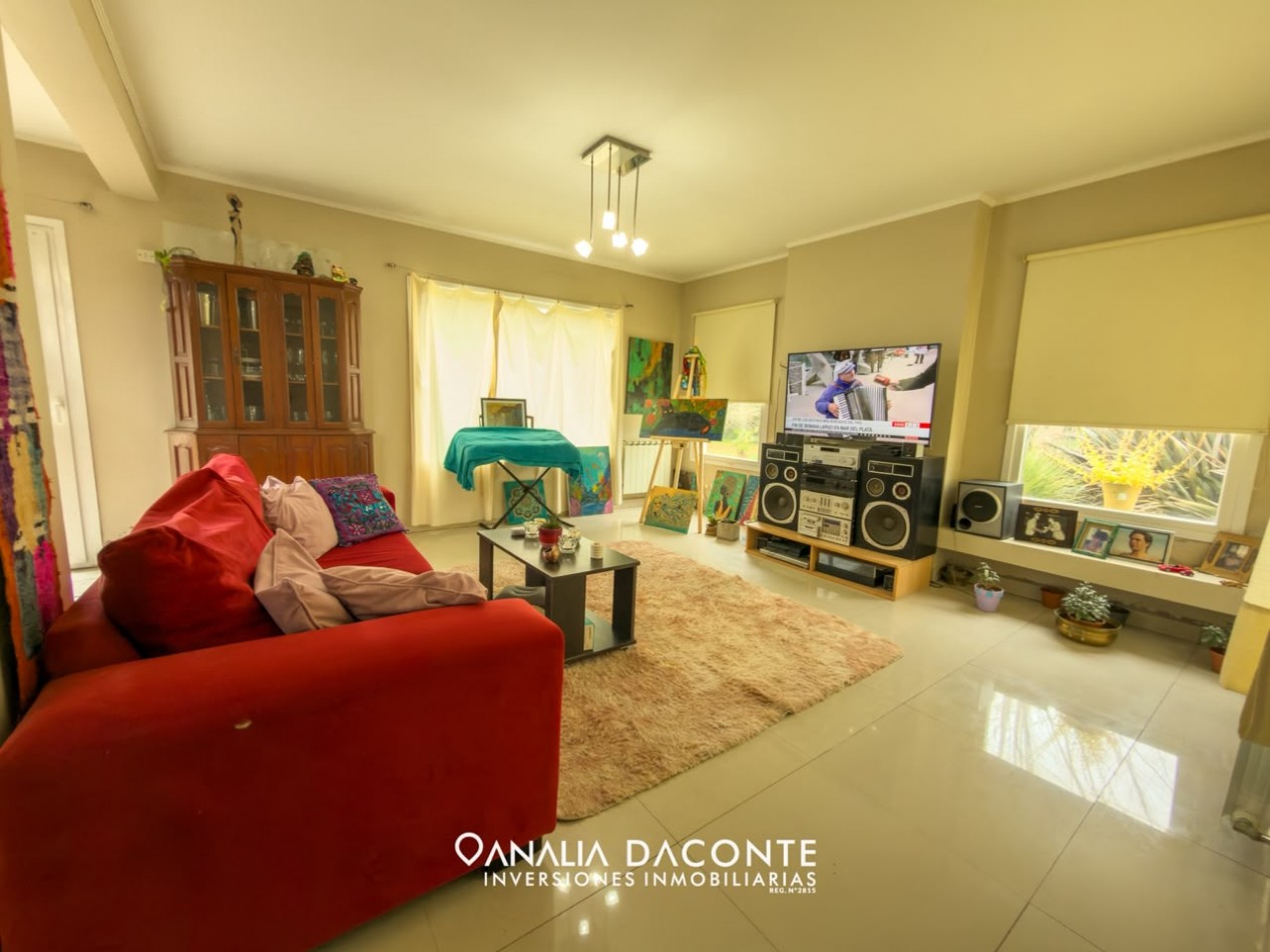Moderno chalet 5 amb con gran parque y piscina. Barrio La Armonia