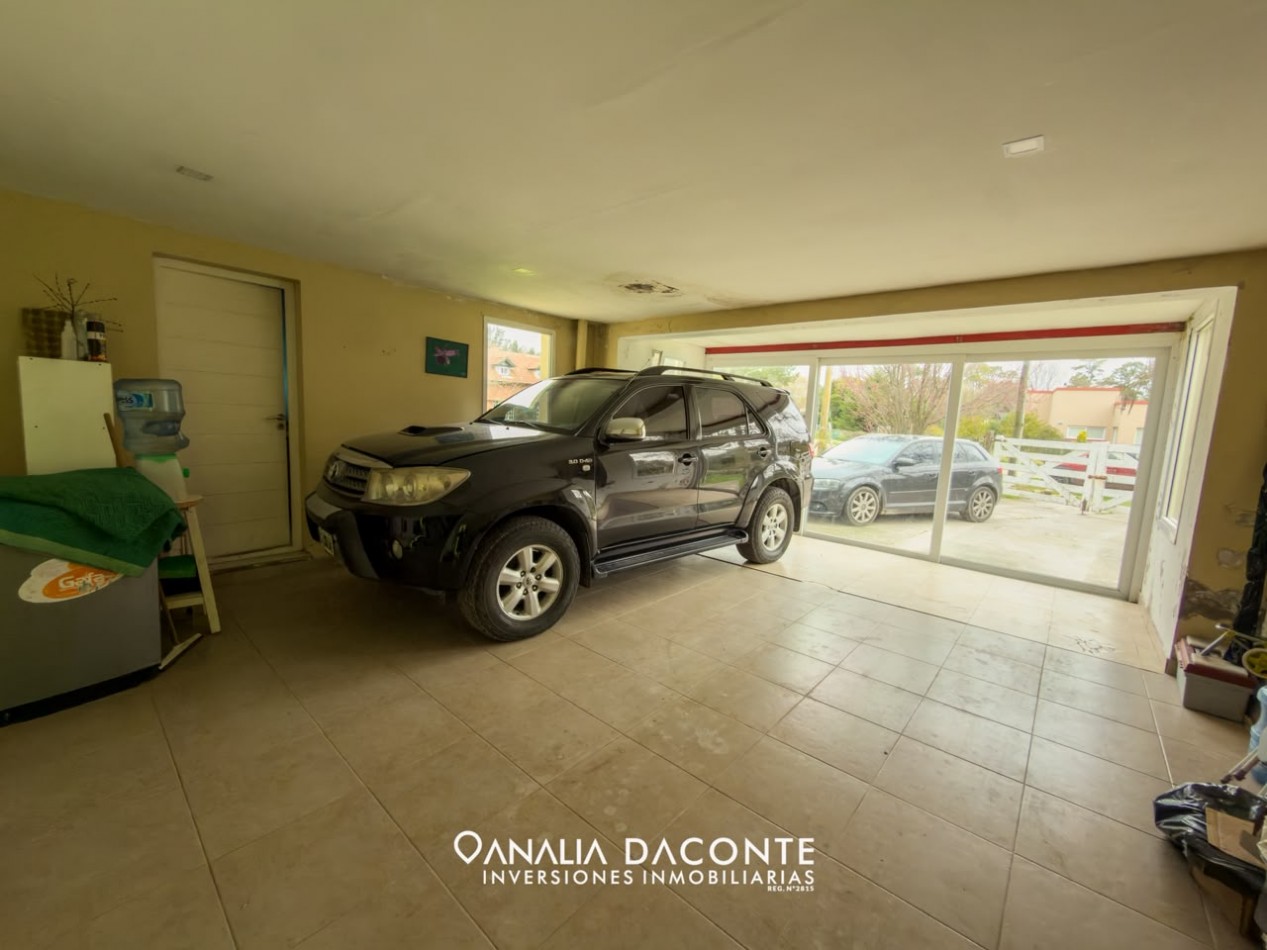 Moderno chalet 5 amb con gran parque y piscina. Barrio La Armonia