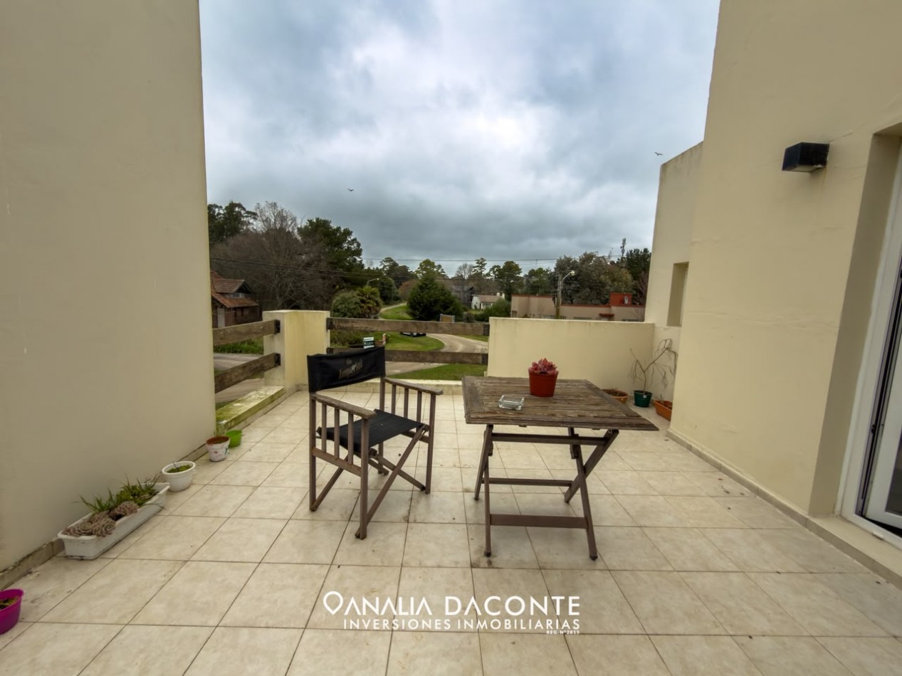 Moderno chalet 5 amb con gran parque y piscina. Barrio La Armonia