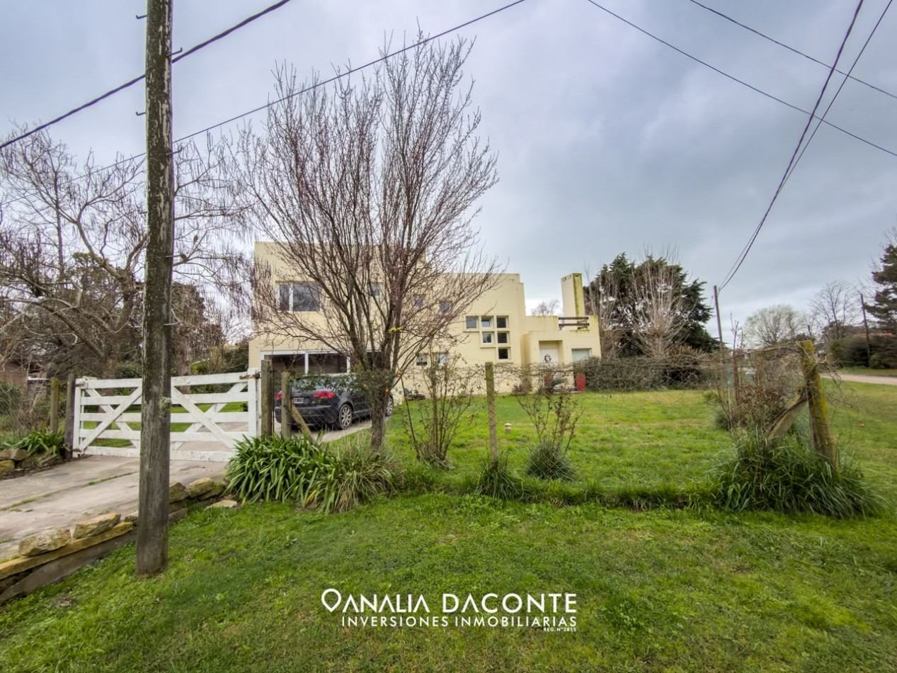 Moderno chalet 5 amb con gran parque y piscina. Barrio La Armonia