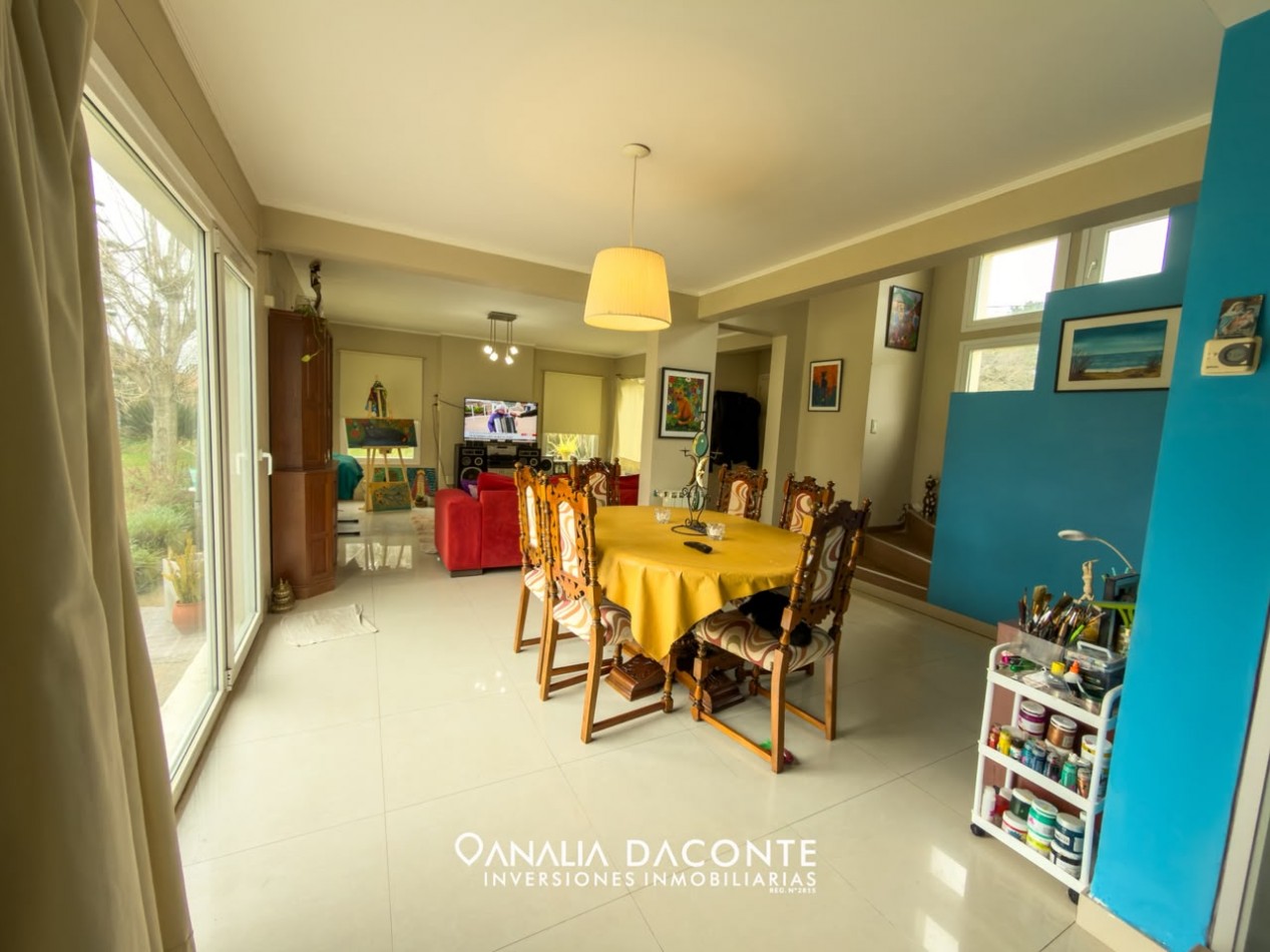 Moderno chalet 5 amb con gran parque y piscina. Barrio La Armonia