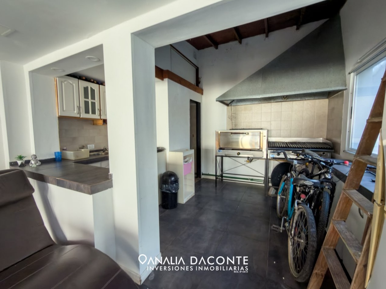 Gran chalet 5 amb con parque, piscina cubierta y garage. Barrio Constitucion