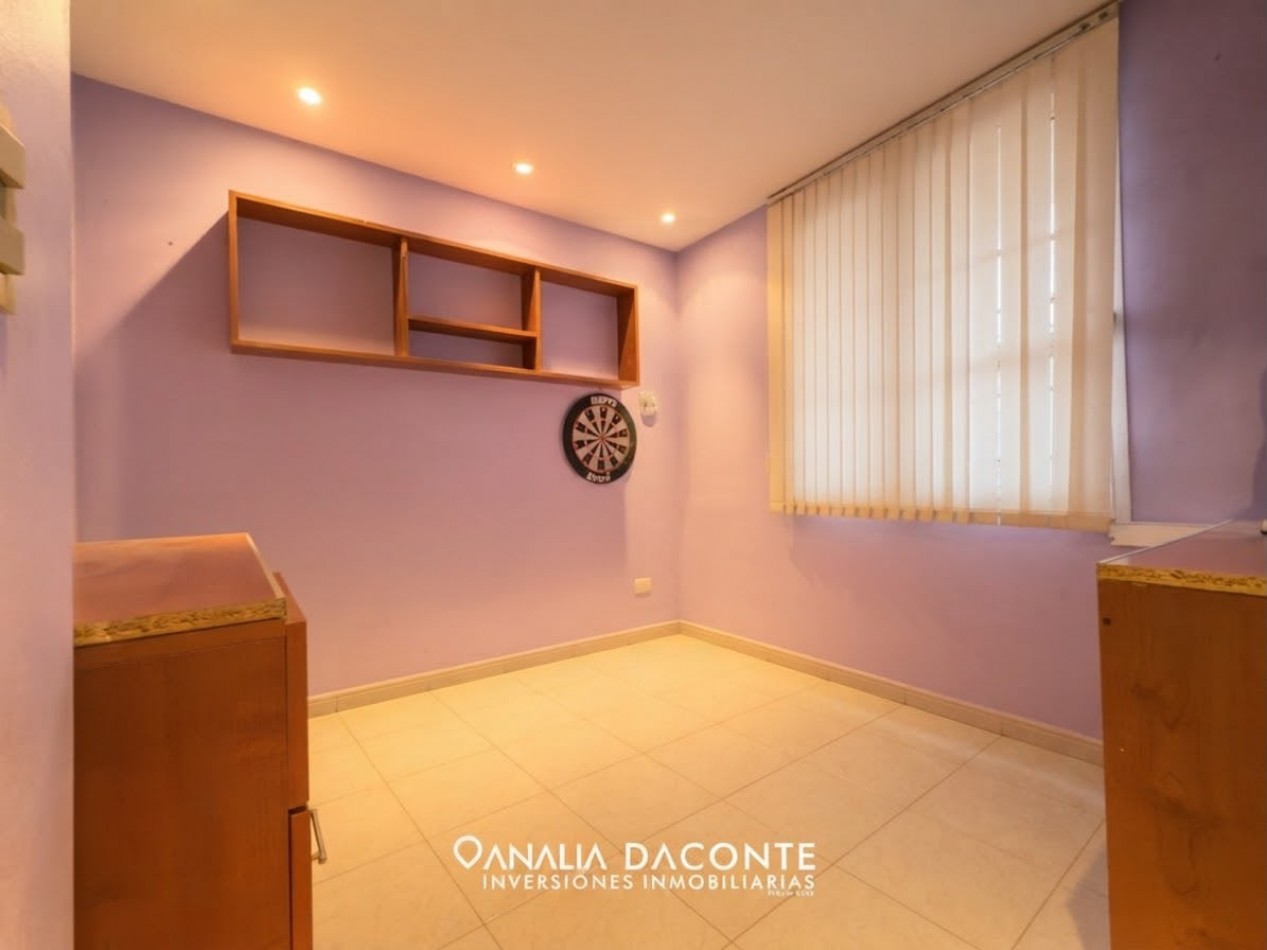 Gran chalet 5 amb con parque, piscina cubierta y garage. Barrio Constitucion