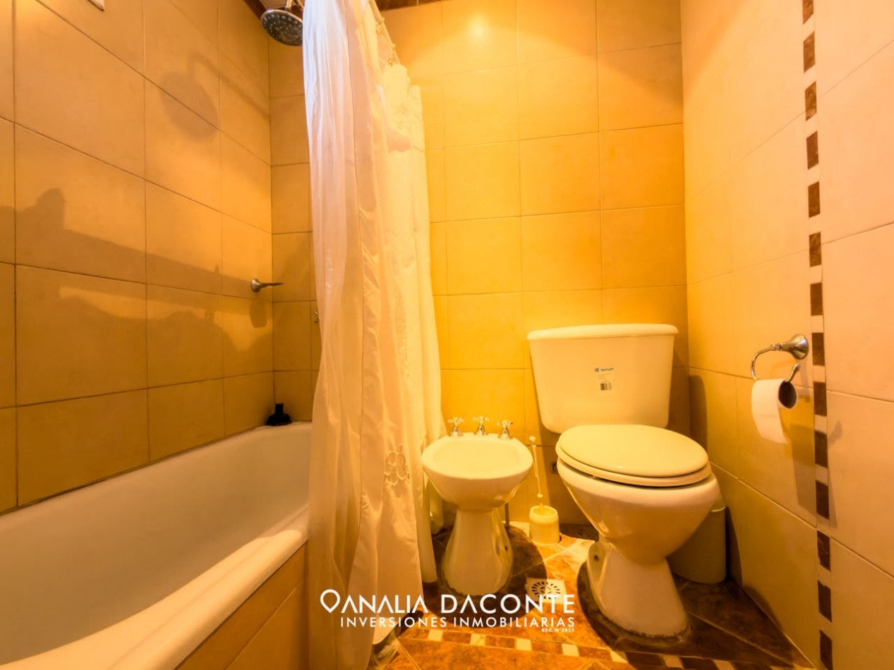 Gran chalet 5 amb con parque, piscina cubierta y garage. Barrio Constitucion