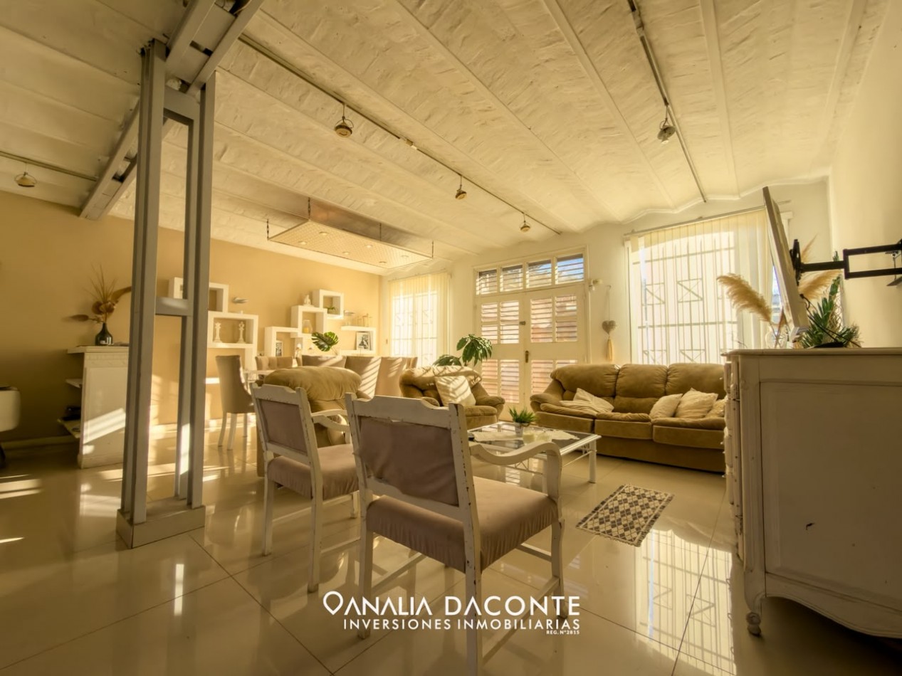 Gran chalet 5 amb con parque, piscina cubierta y garage. Barrio Constitucion