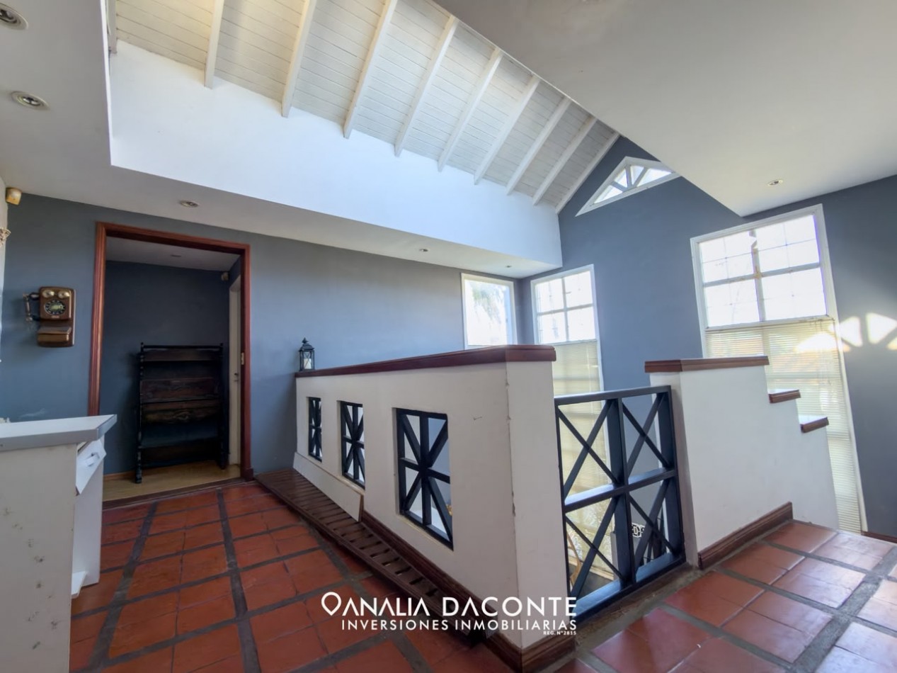 Gran chalet 5 amb con parque, piscina cubierta y garage. Barrio Constitucion