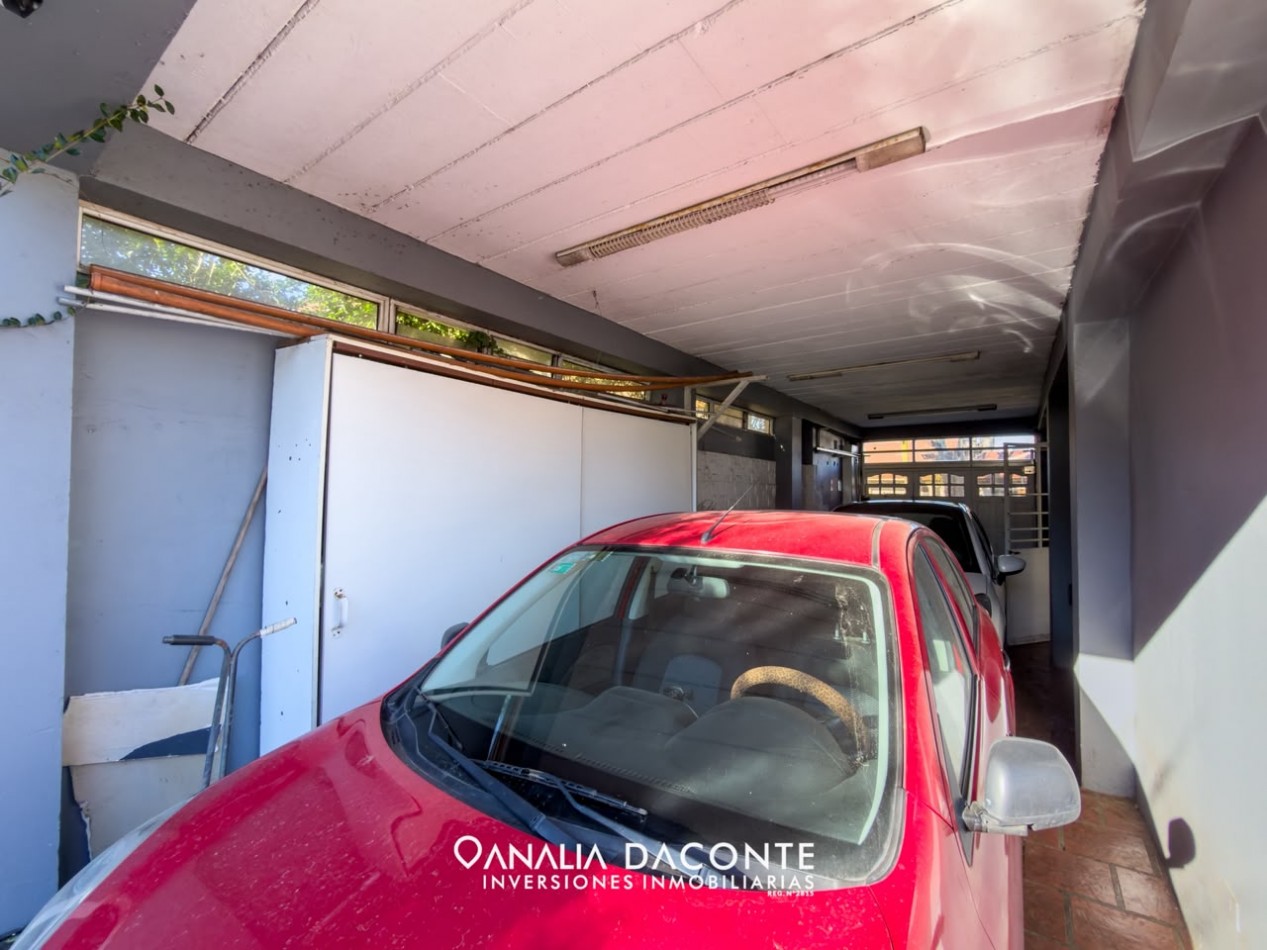 Gran chalet 5 amb con parque, piscina cubierta y garage. Barrio Constitucion