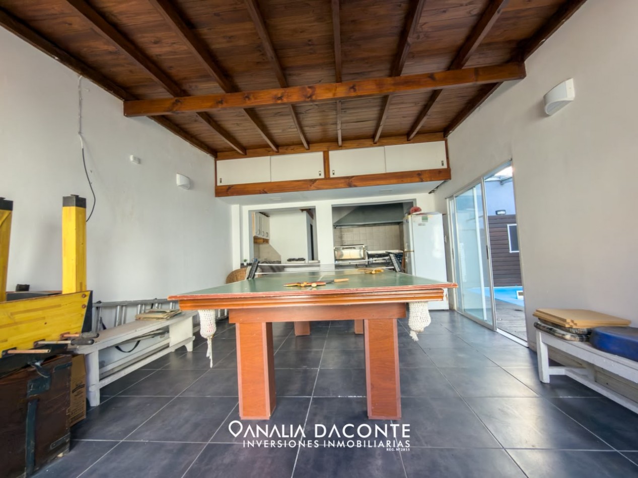 Gran chalet 5 amb con parque, piscina cubierta y garage. Barrio Constitucion