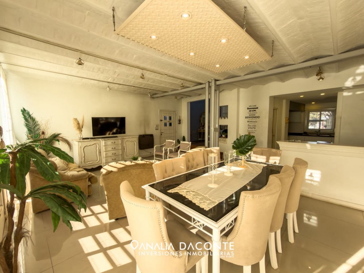 Gran chalet 5 amb con parque, piscina cubierta y garage. Barrio Constitucion