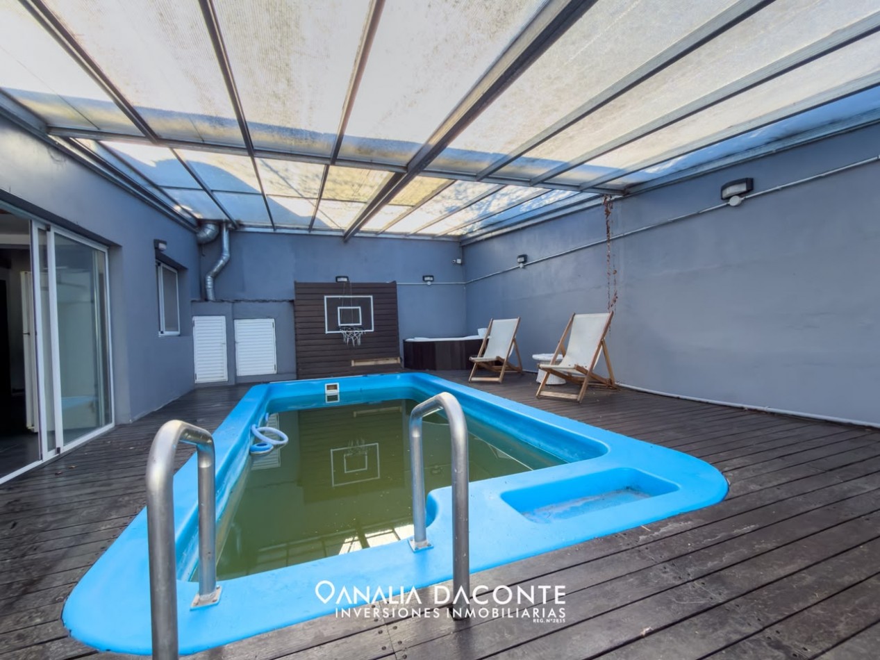 Gran chalet 5 amb con parque, piscina cubierta y garage. Barrio Constitucion