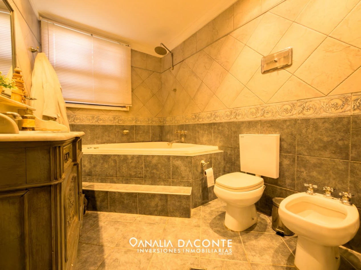 Gran chalet 5 amb con parque, piscina cubierta y garage. Barrio Constitucion