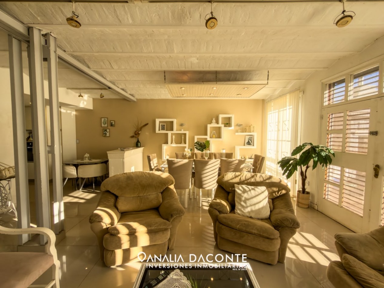 Gran chalet 5 amb con parque, piscina cubierta y garage. Barrio Constitucion